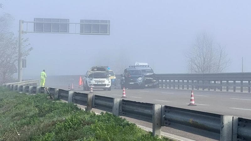 La nebbia provoca tre incidenti, paralizzata la statale Lecce-Gallipoli. Oltre 3 chilometri di coda - Bari