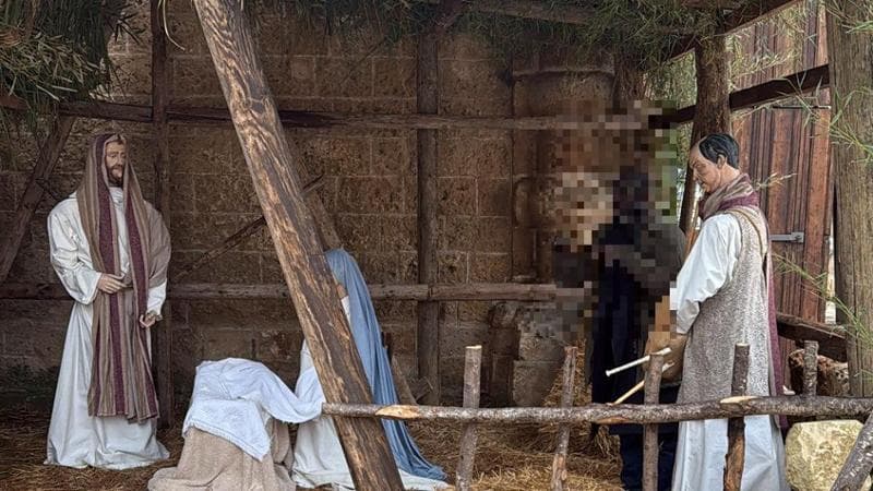 Salento, si rifugia nel presepe mimetizzandosi tra le statue giganti: era latitante, arrestato - Bari