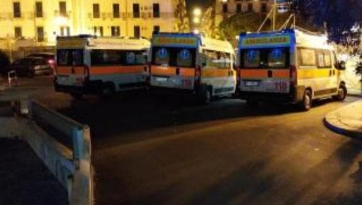 Immagine del post 14812 - Bari Taranto, ambulanze in coda fuori dal pronto soccorso. La denuncia dei cittadini: “È sempre così” - Bari