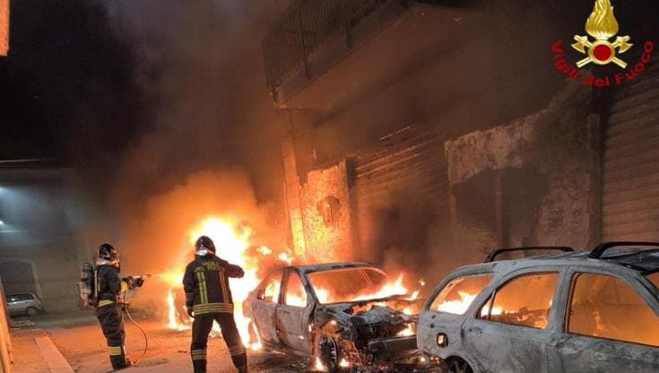 Immagine del post 15834 - Bari Auto in fiamme nella notte a Bitonto, palazzine evacuate per qualche ora - Bari