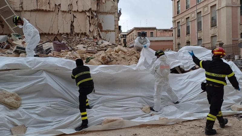 Immagine del post 3663 - Bari “Nell’aria nessuna fibra di amianto”. In via De Amicis a Bari i controlli dell’Arpa dopo il crollo - Bari