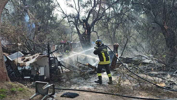 Immagine del post 18169 - Bari Bari, incendio nel campo rom a Poggiofranco: colonna di fumo nero sulla statale 16 - Bari