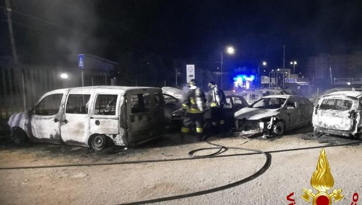 Immagine del post 5631 - Bari Terlizzi, incendio in una rivendita di auto: sedici mezzi distrutti - Bari
