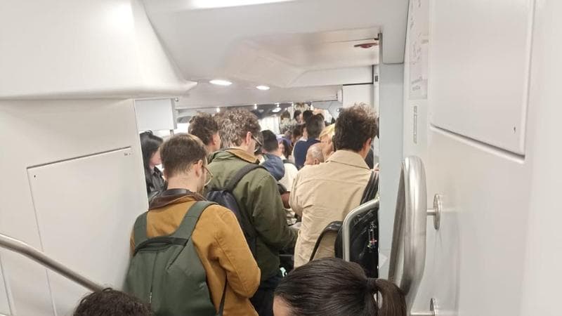 Settantadue minuti di ritardo sul Bari-Lecce tra cambi di treno e passaggeri stipati come bestiame - Bari