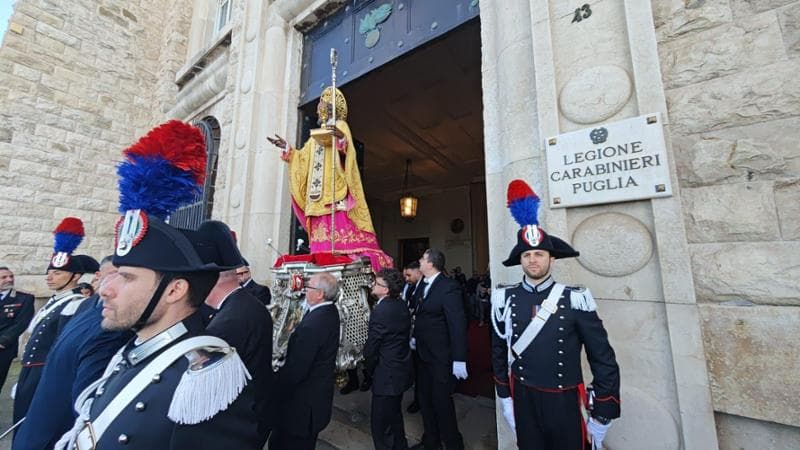 Immagine del post 20346 - Bari Bari, san Nicola fa tappa dai carabinieri: momento di preghiera con i padri della basilica - Bari