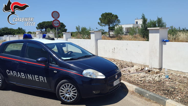 A 6 anni si allontana da casa e arriva sulla provinciale: i carabinieri la riportano dai genitori - Bari