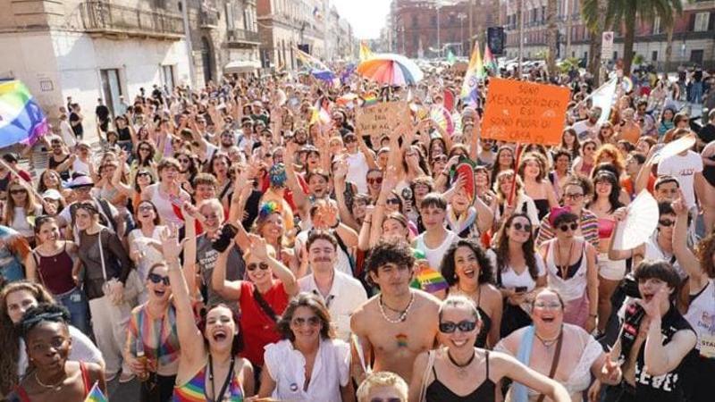 Bari Pride, il corteo nel nome di Ambra Dentamaro, donna trans uccisa nel 2018: “Scelta politica” - Bari