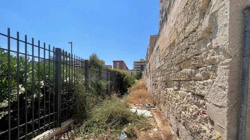 Erbacce, rifiuti e pusher nel vicolo di parco Rossani: “Qui, nel cuore di Bari, è terra di nessuno” - Bari