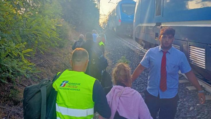 Treno bloccato in campagna a Foggia, il racconto di un passeggero: “Per 10 ore al buio e senz'acqua” - Bari