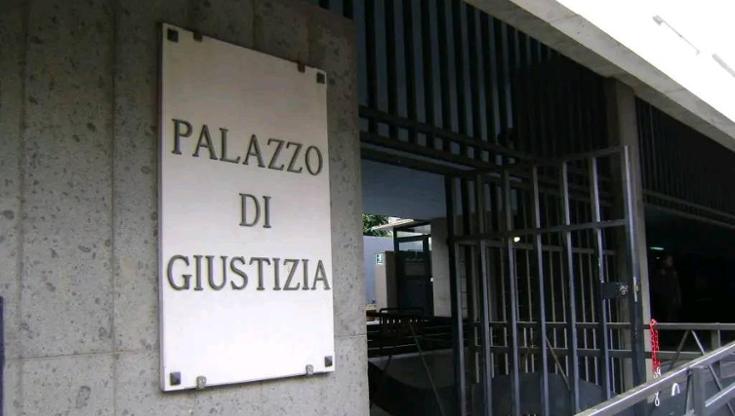 Taranto, molesta nella notte la fidanzata minorenne del nipote: a processo per violenza sessuale - Bari