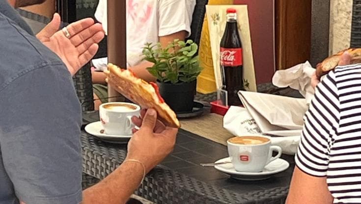 Immagine del post 10641 - Bari Focaccia e cappuccino, ai turisti stranieri il pranzo a Bari vecchia piace così. E l’ironia vola - Bari