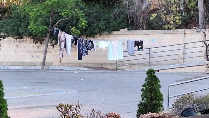 Gallipoli, bucato steso ad asciugare nel parcheggio del cimitero. L’ex sindaco: “Indecoroso” - Bari