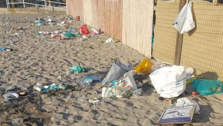 Barletta, rifiuti e bottiglie: dopo la notte di San Lorenzo la spiaggia è una distesa di inciviltà - Bari