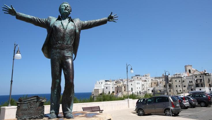 Polignano a Mare diventa città della musica e celebra Domenico Modugno. “La bellezza sposa l’arte” - Bari