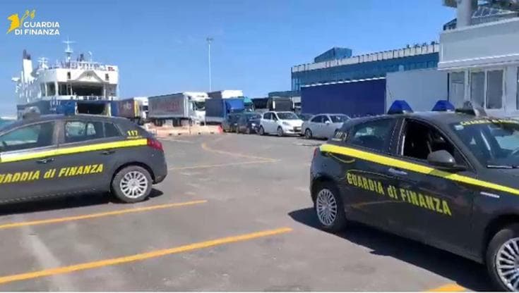 Arrestato latitante al porto di Bari: si nascondeva in un camion diretto in Albania - Bari