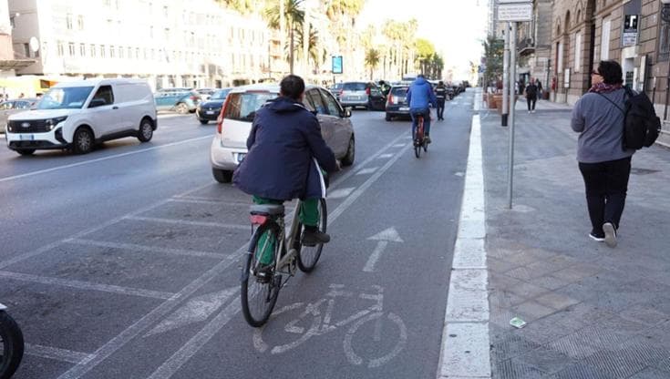 Piste ciclabili insidiose e velostazioni chiuse: Bari non è ancora una città per bici - Bari
