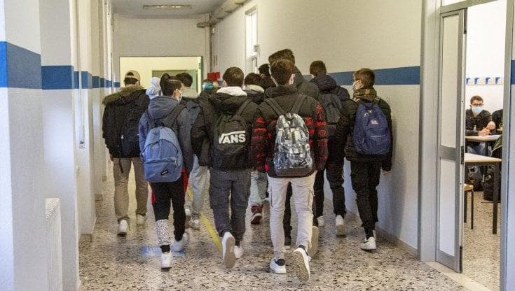 “Nero di m...”, studente vittima di minacce e insulti razzisti al liceo: indagati quattro compagni - Bari