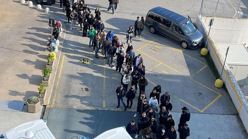 Immagine del post 14835 - Bari Bari, 3.500 in fila per i cento posti di lavoro in aeroporto come vigilantes: anche molti laureati - Bari