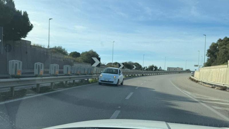 Immagine del post 15878 - Bari Bari, auto contromano sui curvoni di Palese. Il tassista: “Ho avuto paura, i clienti sotto shock” - Bari