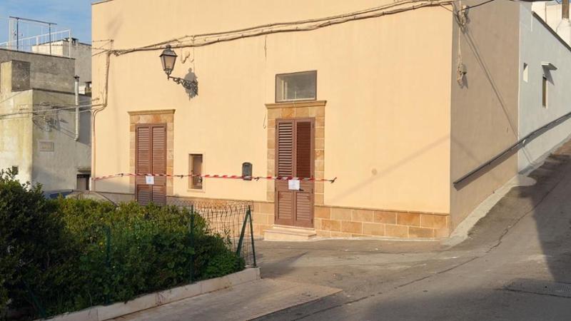 Giallo in Salento, 37enne trovato su un marciapiede con ferite alla testa e varie fratture: è grave - Bari