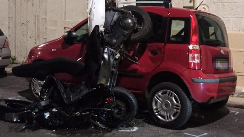 Immagine del post 1851 - Bari Con il maxiscooter si schianta contro un’auto parcheggiata a Carbonara: grave un motociclista - Bari