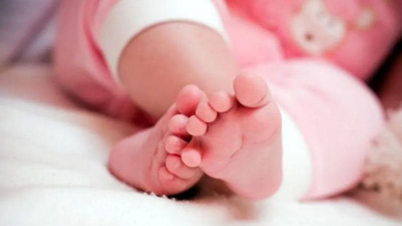 Volo Istanbul Algeri dirottato a Brindisi per soccorrere donna incinta: dopo un mese è nata Lilya - Bari