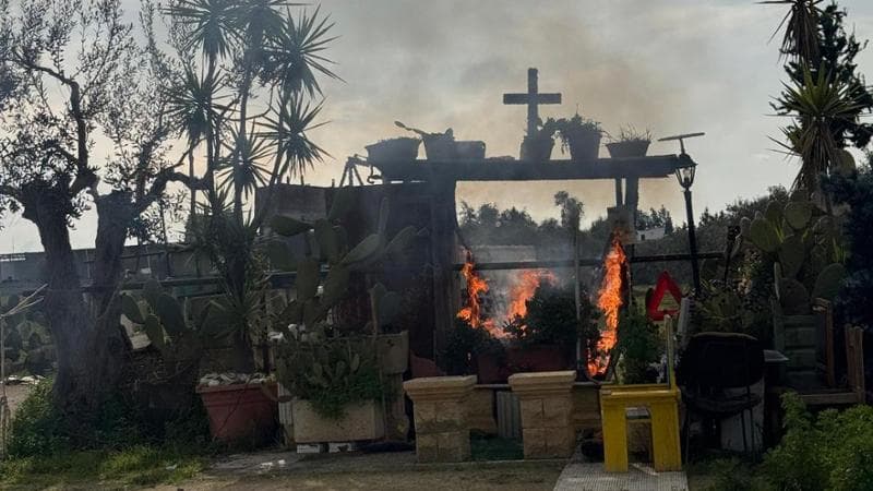Immagine del post 1848 - Bari Salento, incendiato il tempietto degli automobilisti: “Era un luogo di preghiera” - Bari