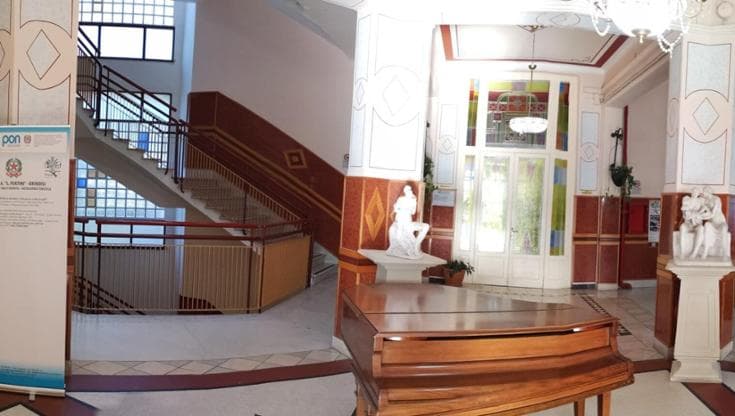 Brindisi, studentessa cade da un’altezza di 5 metri nell’istituto alberghiero: è in ospedale - Bari
