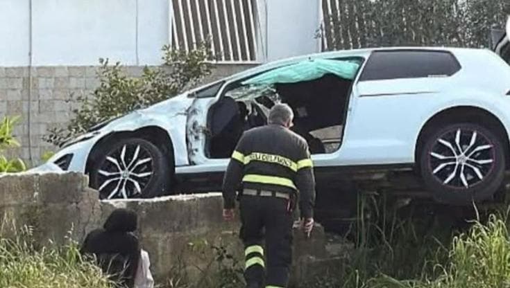 Taranto, gravi 3 giovani: la loro auto ha sfondato il muro di una villa. Illeso un quarto passeggero - Bari