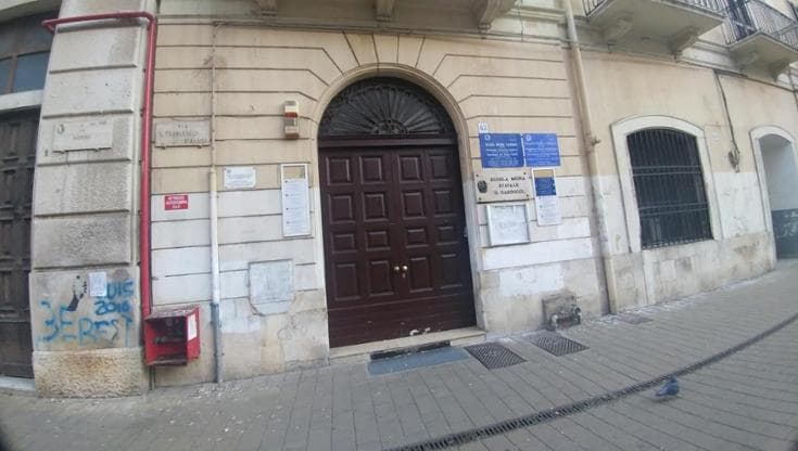 Bari, studentessa di terza media aggredisce professoressa: voleva uscire senza permesso - Bari