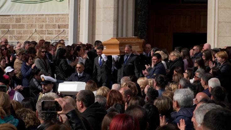 Immagine del post 5740 - Bari In migliaia per l’ultimo saluto a Rosa e Margherita, madre e figlia incinta morte a Trani - Bari
