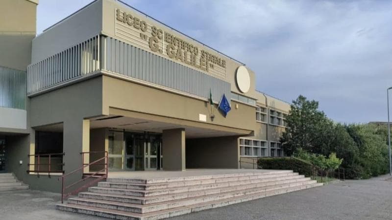 Immagine del post 5735 - Bari “Non ti alzo le mani altrimenti mi denunci”. Bufera sulle parole della prof al liceo di Manduria - Bari