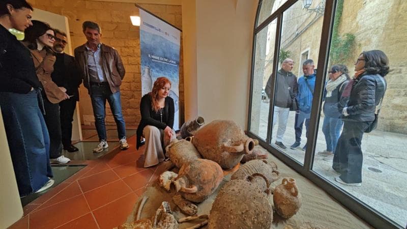 I tesori emersi dal mare a palazzo Simi, c’è un’anfora forse appartenuta ai 62 marinai di san Nicola - Bari