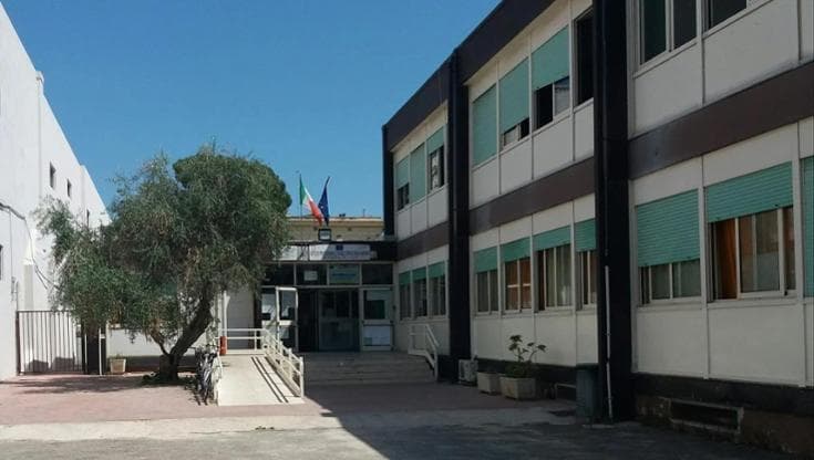 Immagine del post 7109 - Bari Bari, troppi furti a scuola, gli studenti scioperano e protestano davanti al Comune. “Rubati 30 pc” - Bari