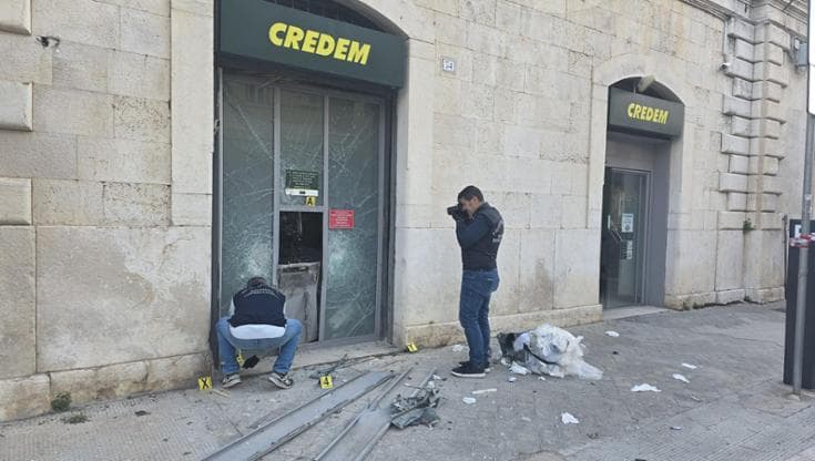La banda dei bancomat arriva a Trani: assalto nella centralissima via Cavour. Ladri in fuga - Bari