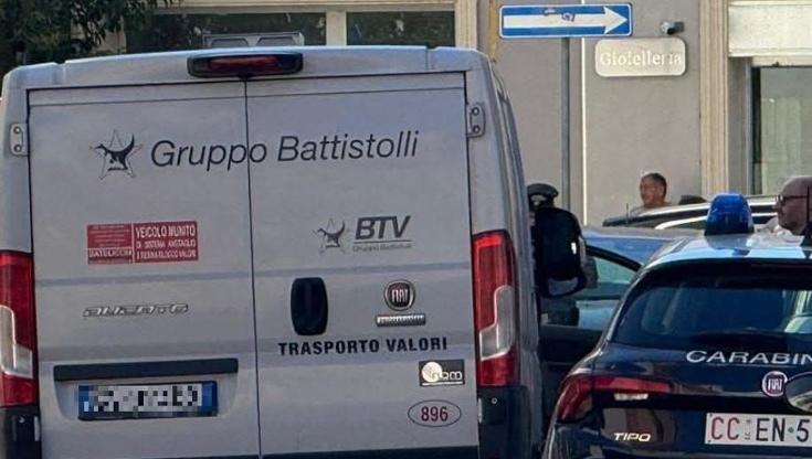 Brindisi, assalto armato a portavalori di giorno davanti al supermercato: bottino da 40mila euro - Bari