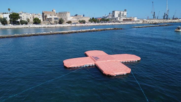 Immagine del post 9559 - Bari Bari, un grande cerotto sull'acqua per dire stop alle morti in mare: “Cura alle ferite dei migranti” - Bari