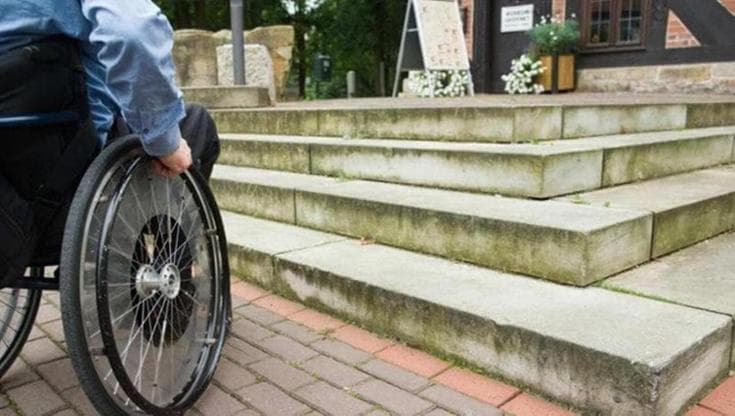 Per noleggiare una sedia a rotelle in Puglia 80 euro al giorno, turista Usa denuncia: “Un abuso” - Bari
