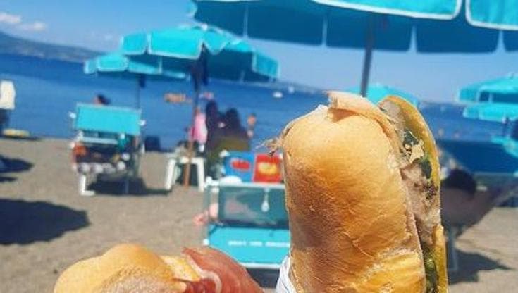"Aggredita dal gestore di un lido, avevo solo chiesto di poter portare un panino per i miei figli” - Bari