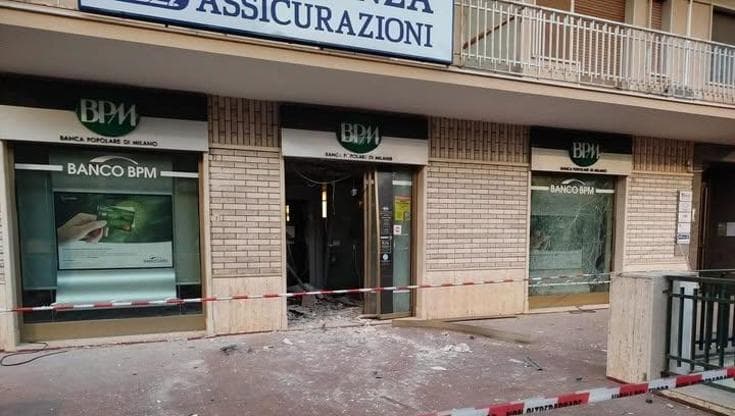 Bancomat e postamat assaltati: in Puglia un’altra notte di paura. Residenti di due paesi sotto shock - Bari