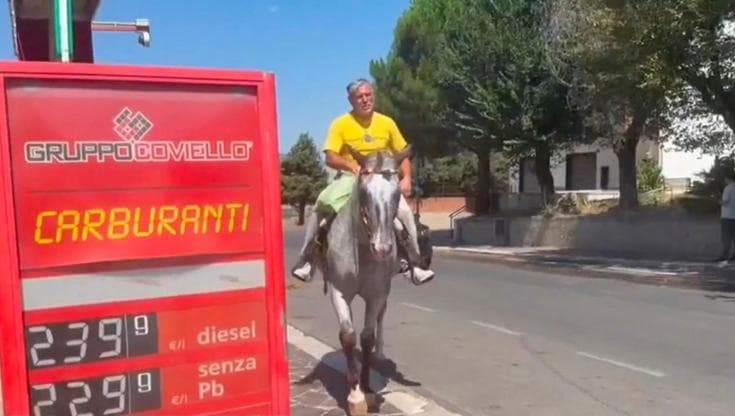 Immagine del post 23847 - Bari “Vado al lavoro o dal dentista con la mia cavalla Maja. Usare l’auto costa caro, un pieno 180 euro” - Bari