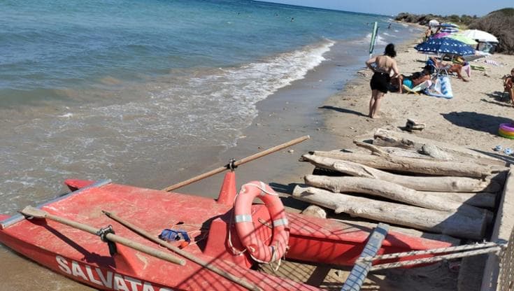 In Puglia c’è una spiaggia che non ha più sabbia: “Qui ogni anno perdiamo ombrelloni” - Bari