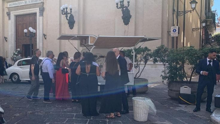 Bari, apecar all’ingresso delle chiese per i matrimoni: tarallini e bibite per gli invitati - Bari