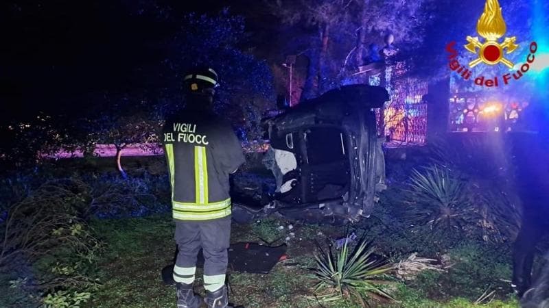 Immagine del post 13756 - Bari Con la 500 Abarth sfonda un muro e finisce nel giardino di una villa: muore a vent’anni su Sp46 - Bari