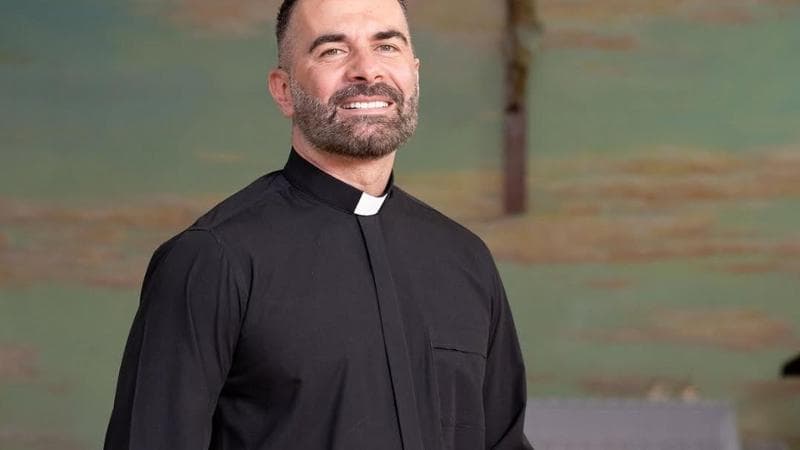 Don Cosimo Schena, sacerdote da un milione di follower: “Contro la solitudine va bene pure Tinder” - Bari