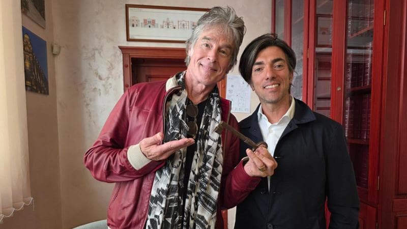 Per Ronn Moss un nuovo trullo in Valle d’Itria: “Ha ampliato la sua casa all’ombra degli ulivi” - Bari