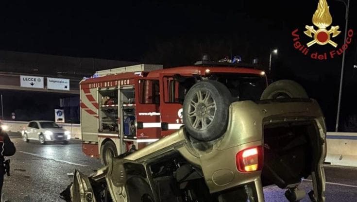 Immagine del post 15922 - Bari Incidente sulla Lecce-Brindisi tra due auto, 50enne trasportata in codice rosso all’ospedale Fazzi - Bari