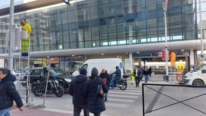 Immagine del post 1962 - Bari Terminal bus, nuovo semaforo in via Capruzzi davanti al sottopasso della stazione: “Più sicurezza” - Bari