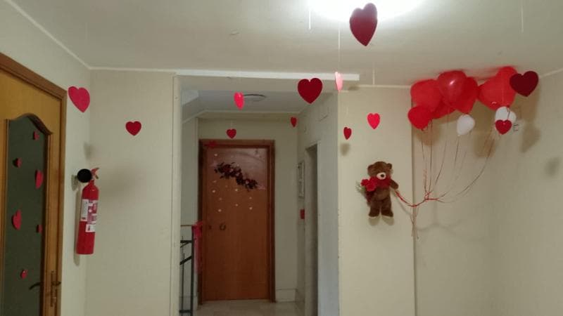 Immagine del post 17143 - Bari Bari, inquilina decora tutto il condominio per la festa di San Valentino: “Mi piace condividere” - Bari