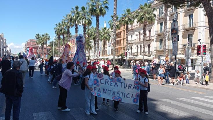 Immagine del post 7137 - Bari Ali, maschere, code scintillanti: a Bari alunni e docenti in corteo colorano il Maggio dell’Infanzia - Bari